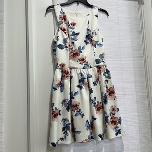 Lovely floral dress fully lined. Excellent condition!